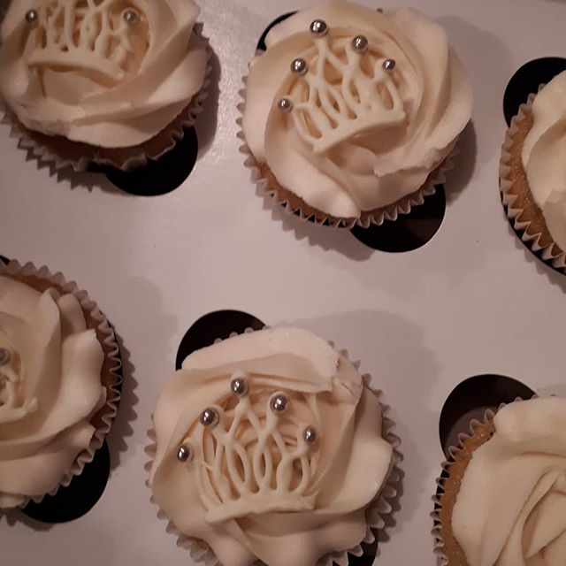 vanilla cupcakes decorated with white chocolate crowns
